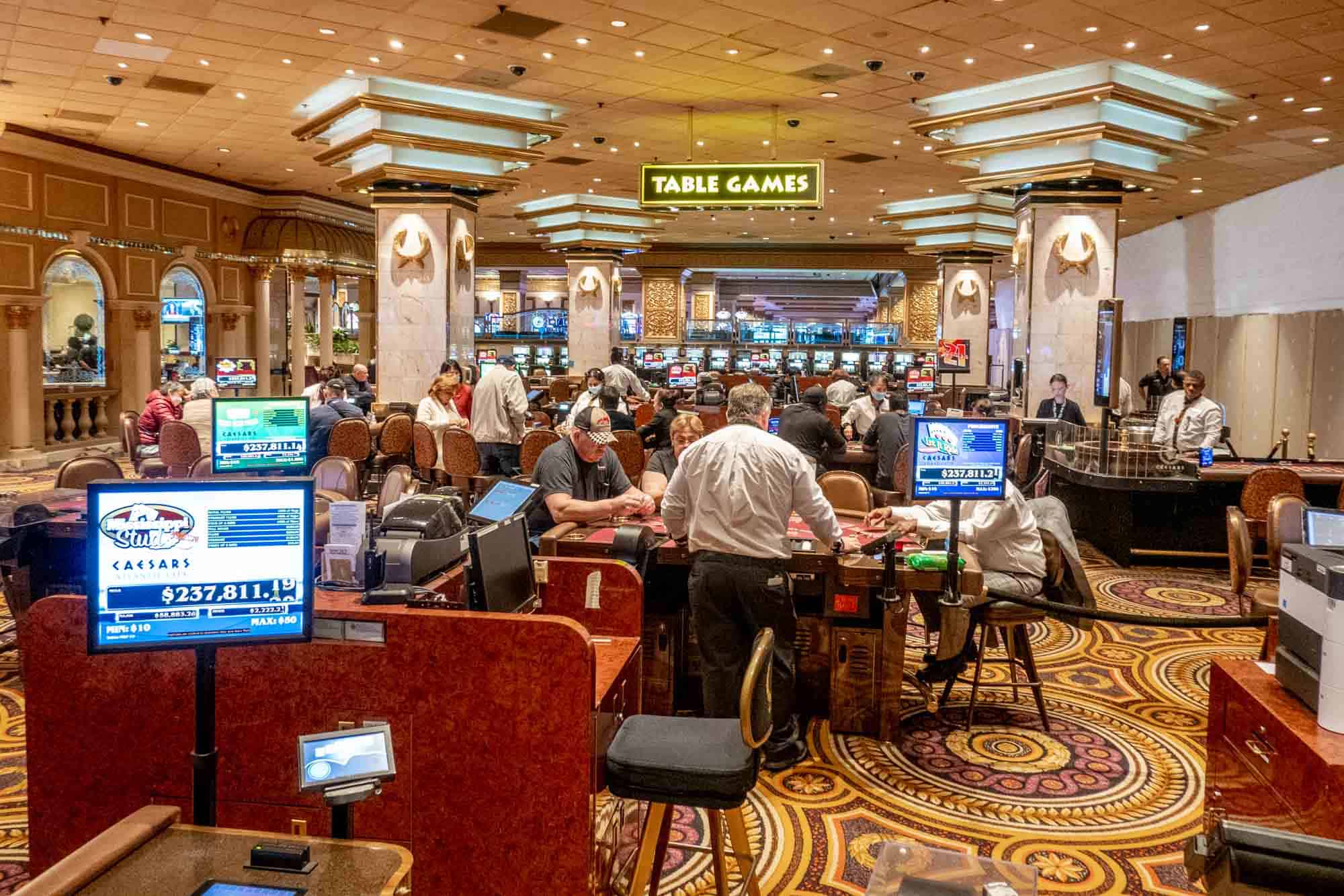 Poker Ortamı Neden Önemlidir: Gizli Rozetlerin Sırları